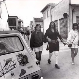 1982 - Aprile - Gambara - adesivi e popolo afro del Typhoon, © Renzo Bertasi